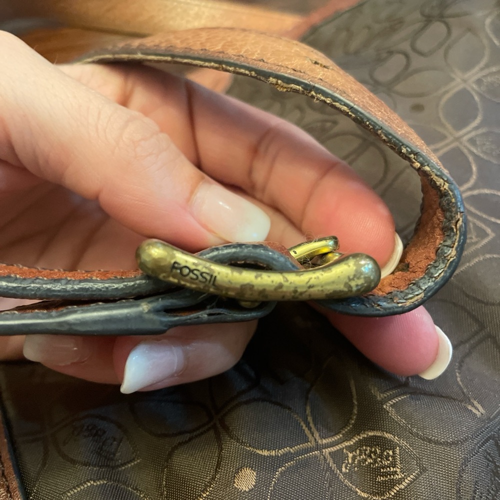 Fossil Brown Leather Crossbody Bag with Timeless Design - Picture 5 of 8
